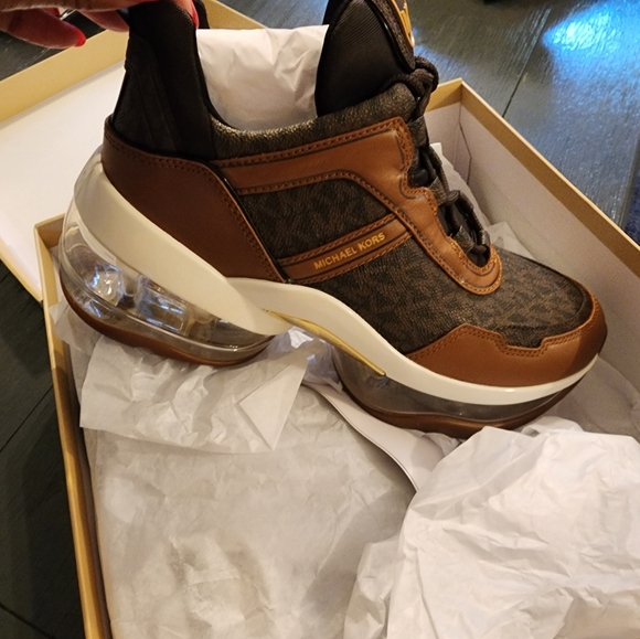 SOLD!!! Michael Kors Olympia Logo trainer - Picture 3 of 6